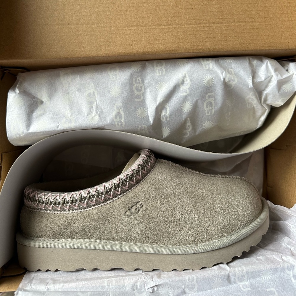 Tasman womens ugg slippers size 7 goat grey